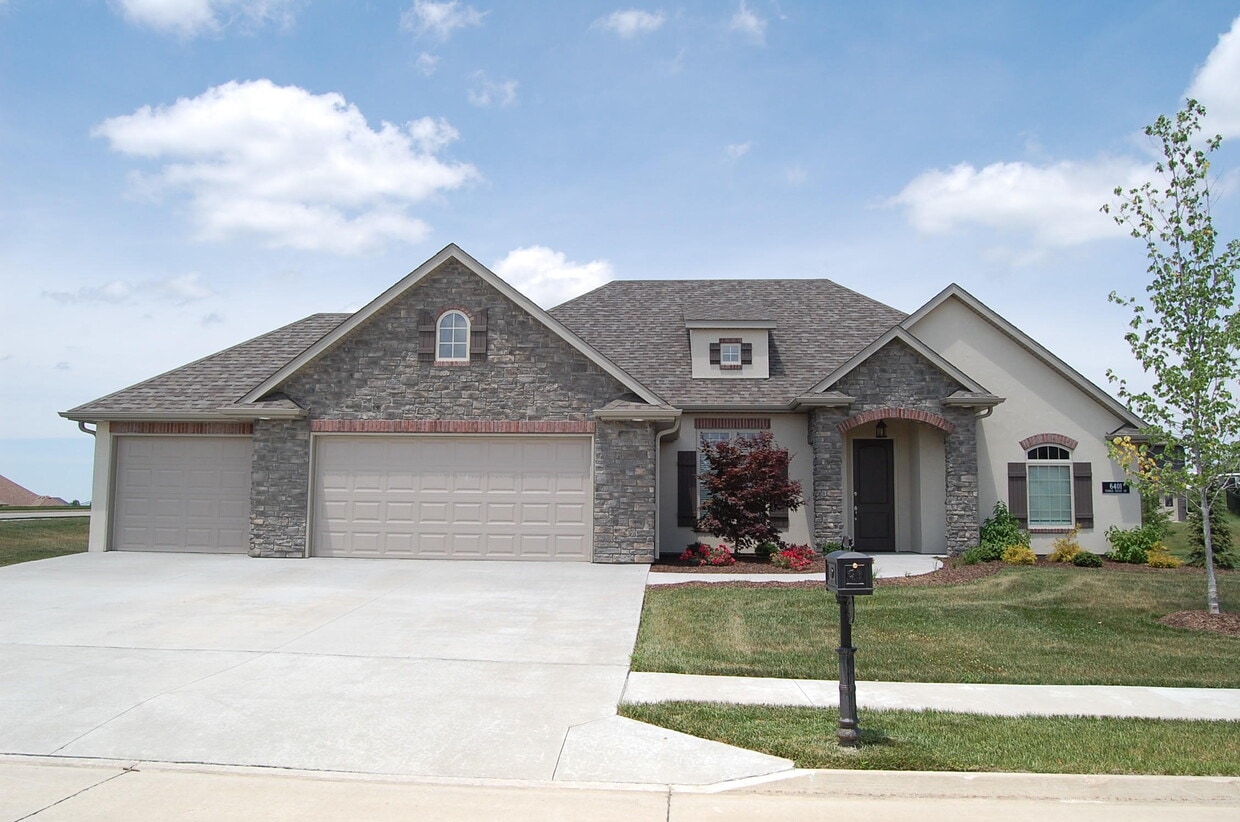 Primary Photo - 6401 Cobble Creek Dr