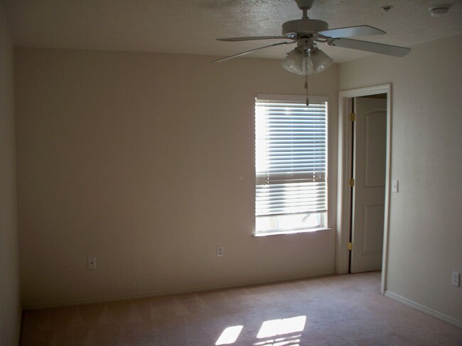 Building Photo - 3 Bedroom 2 bath Apartment in the heart of...