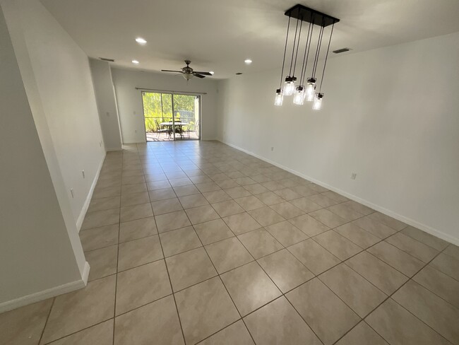Foto del edificio - 4369 Dutchess Park Rd