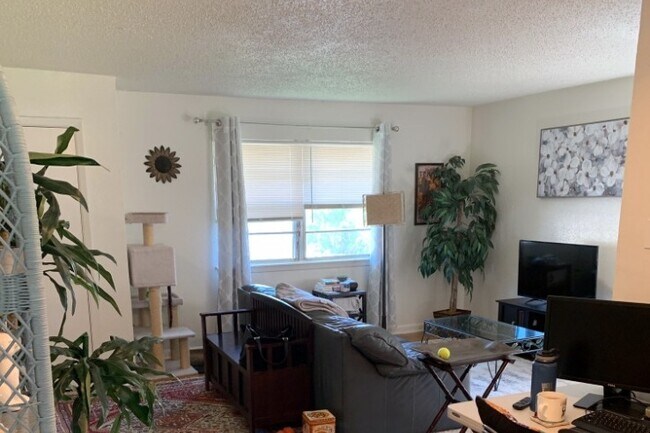 EN VENTA 1639 Meridian Avenue Flyer 29/10/20 - 5102 Bell St