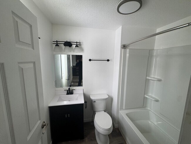 Building Photo - 2 Bedroom House