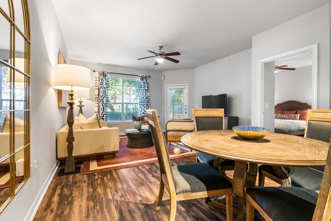 Comedor y sala de estar - Villas at Hermann Park