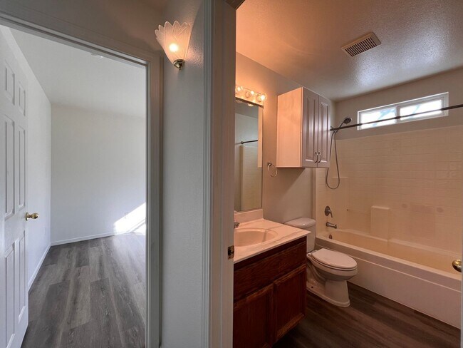 Building Photo - Cute 2 bedroom home located in Donner Trails!