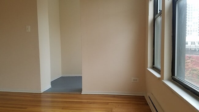 Foto del edificio - East Rogers Park One Bedroom *Income Guide...