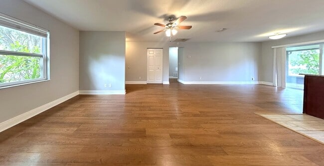 Foto del edificio - 6475 Cedarbrook Dr