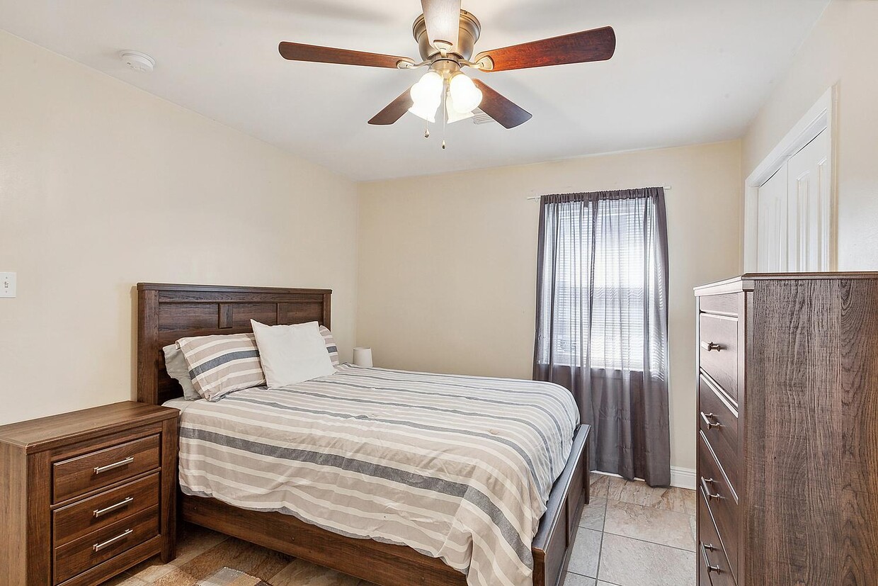 Photo - 7809 Maple St - B