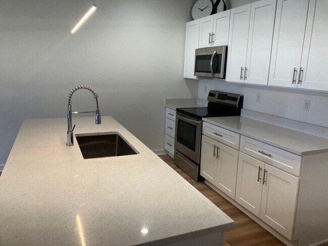 Foto del edificio - Newer Townhome - Close to Downtown