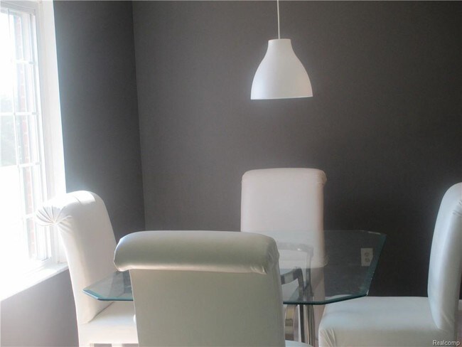 Foto del edificio - 707 E Fox Hills Dr
