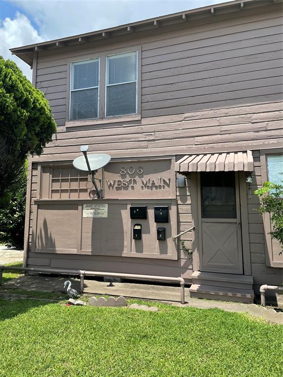 Foto principal - 806 W Main St