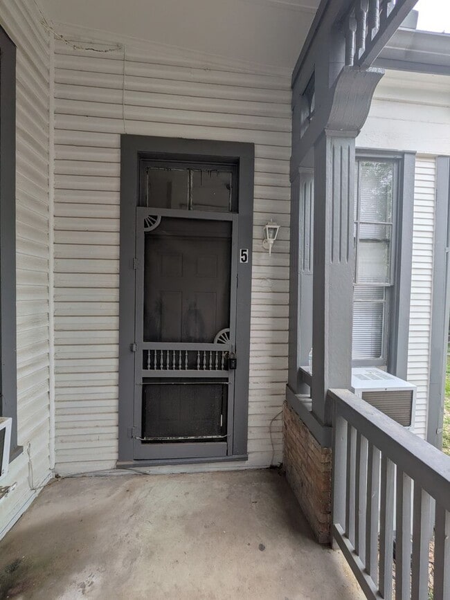 Building Photo - Government Hills 1 Bedroom close to The Pearl and Fort Sam Houston in the heart of San Antonio