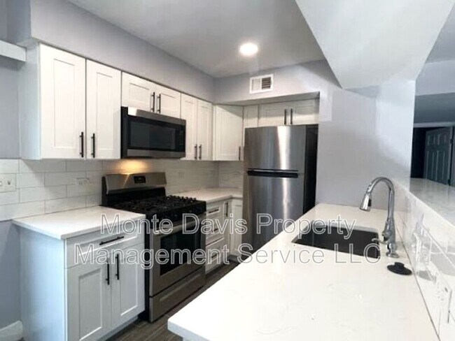 Building Photo - 2504 Manor Circle