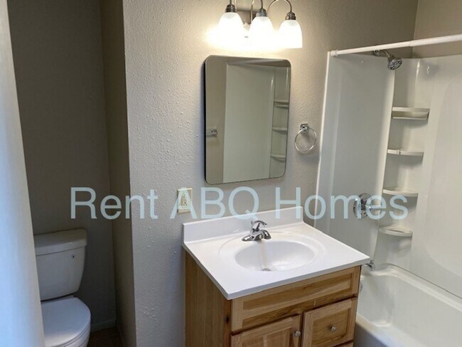 Foto del edificio - 1,100 sq ft 3 Bedroom, 1 Bath Family Home