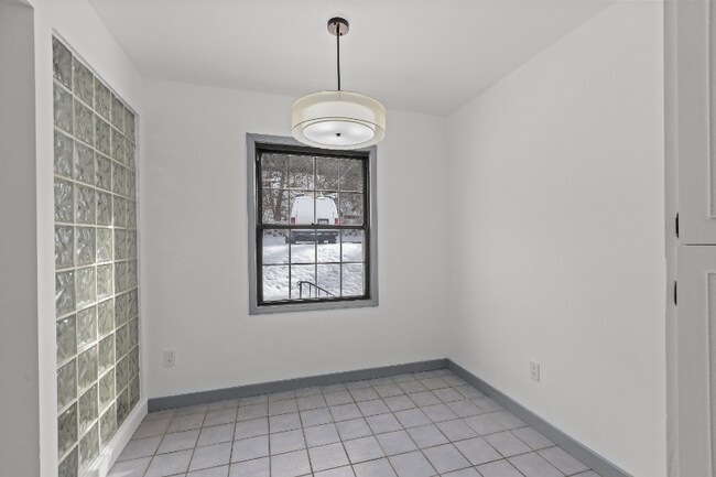 Building Photo - 546 Carriage Cir