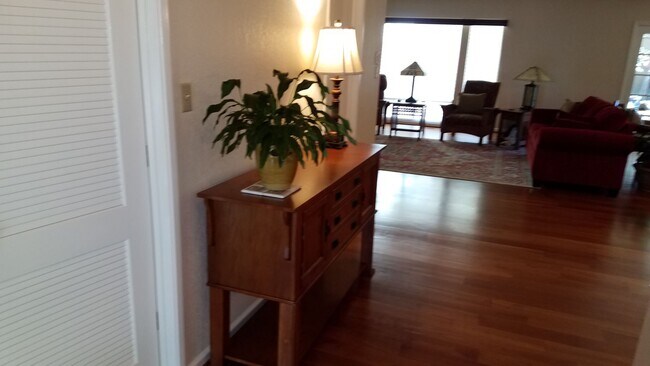 Building Photo - South Auburn Town home Fully furnished