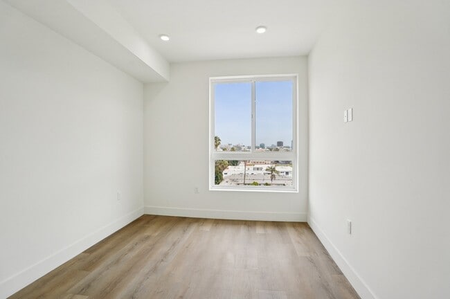 Building Photo - 7050 Hawthorn – Coliving + Traditional Units