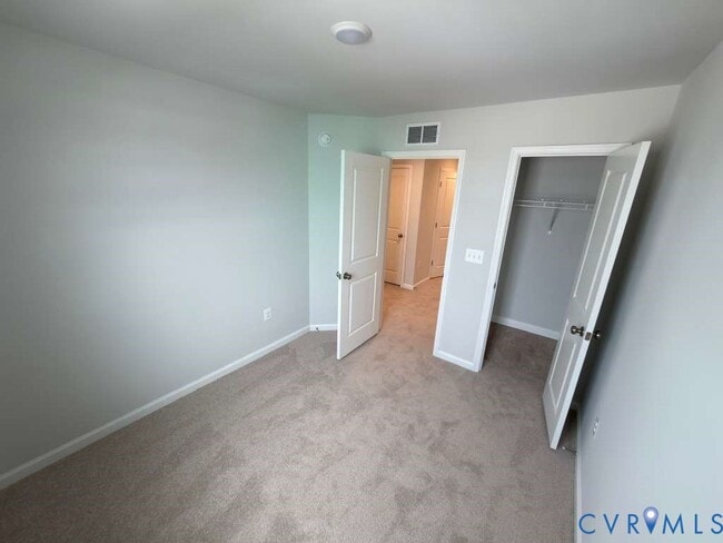 Foto del edificio - 449 Burden Dr