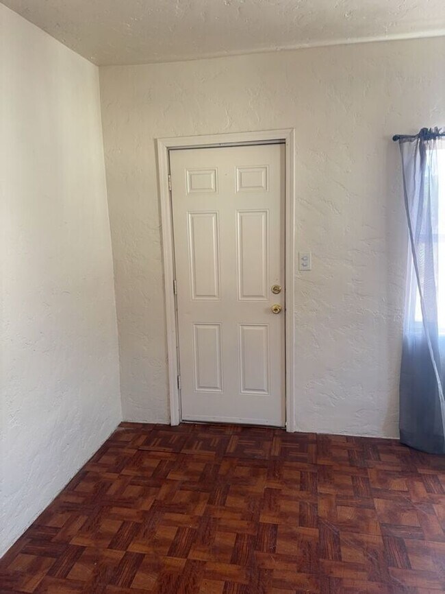 Foto del edificio - Bright, easy living at this charming 1 bed...