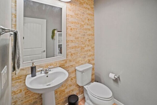 Foto del edificio - Gorgeous 4+1 Bdrm Home in Gladden Farms wi...