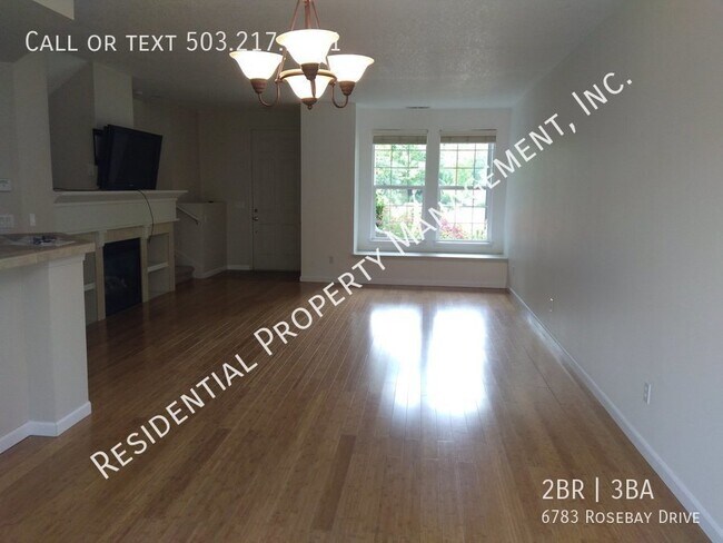 Building Photo - Beautiful Townhome Located in the Heart of...