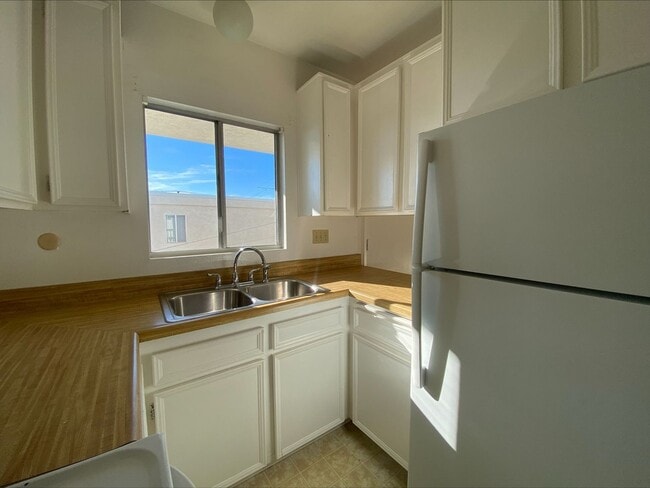 Foto del edificio - GREAT PB LOCATION! On Site Laundry! Spacious Bedroom!