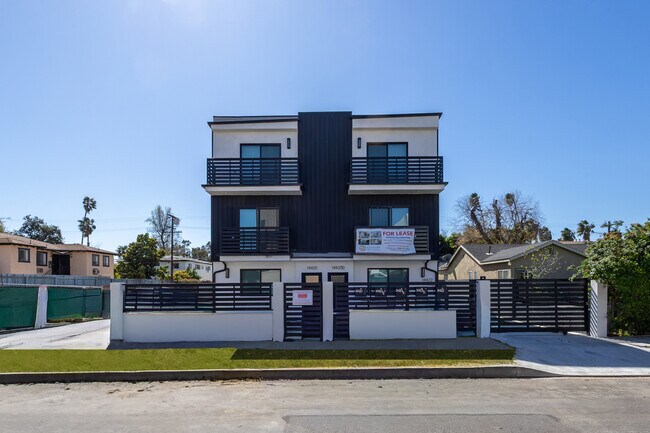 Building Photo - 14420 Tiara St