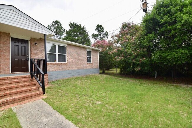 Building Photo - Updated 2 Bed/1 Bath Duplex For Rent