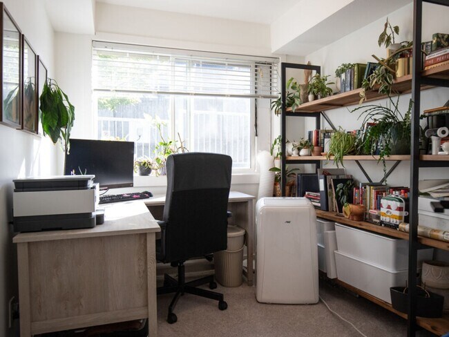 Building Photo - Updated Condo in Downtown Abbotsford