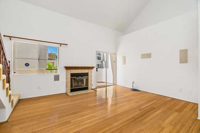 Building Photo - 5420 Sylmar Ave