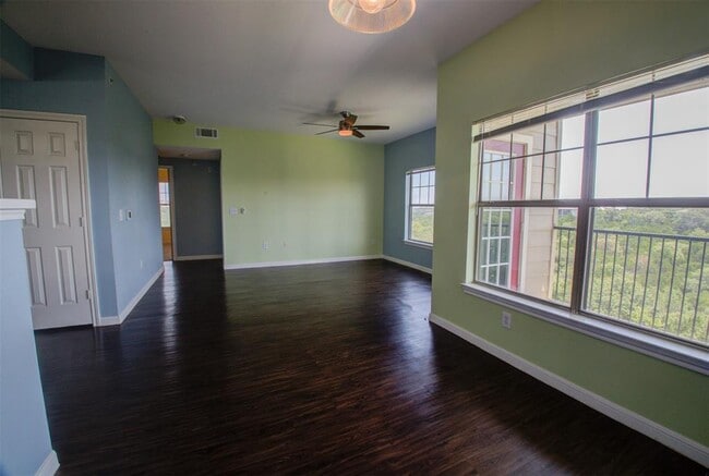 Foto del edificio - 2320 Gracy Farms Ln