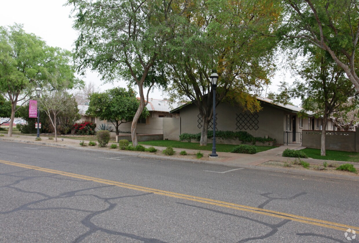 Building Photo - 5723 W Myrtle Ave