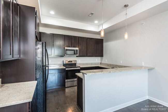 Foto del edificio - 5535 Arbor Chase Dr