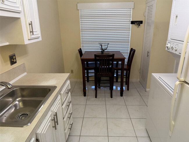 Building Photo - 8540 Chevy Chase Dr