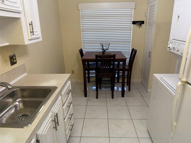 Foto del edificio - 8540 Chevy Chase Dr