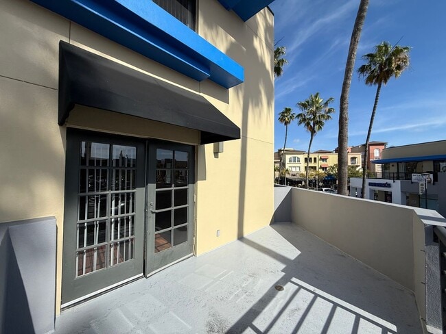 Building Photo - 1090 University Ave