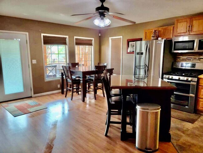 Foto del edificio - Perfect for a traveling nurse or other professional!  High end fully furnished 1bdrm, 1.5 bath un...