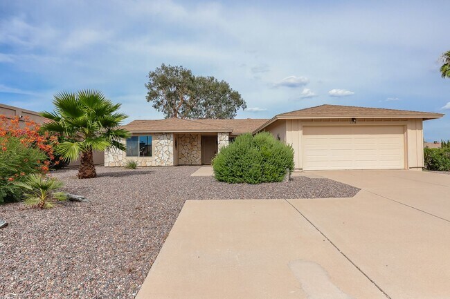 Building Photo - Introducing a stunning home on golf course...