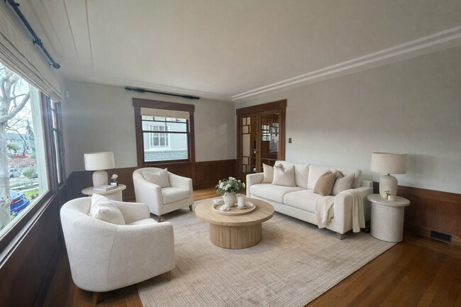 Foto del edificio - Lakeshore Craftsman with Detached Cottage and Versatile Bonus Rooms