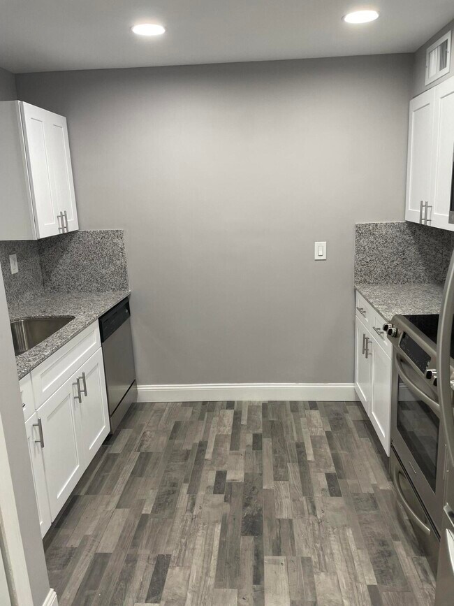Building Photo - 2700 Coral Springs Dr