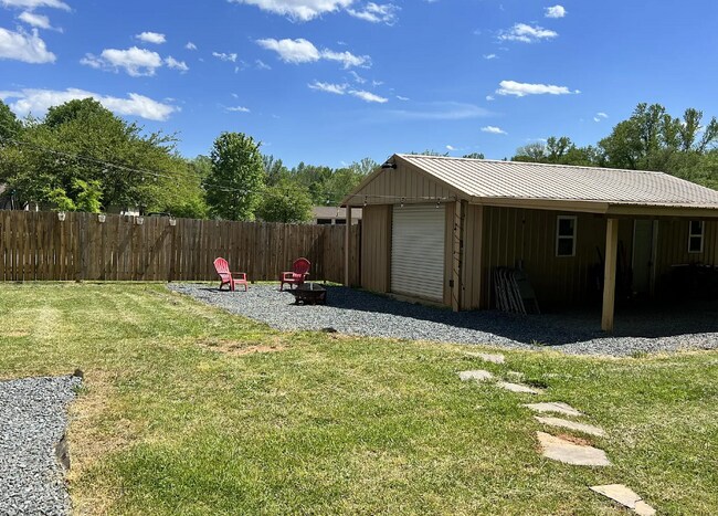 Foto del edificio - 5881 Hidden Oaks Ln