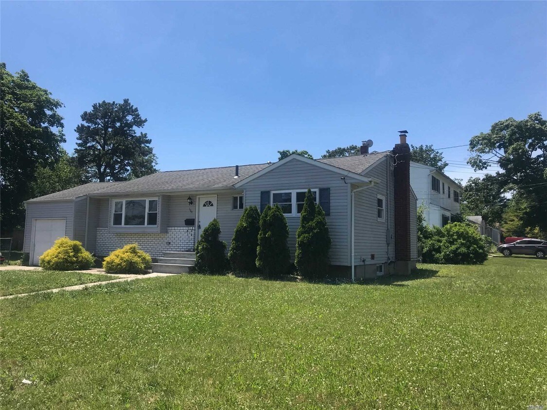 194 Gibson Ave, Brentwood, NY 11717 House Rental in Brentwood, NY