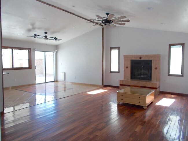 Foto del edificio - Stylishly Updated Single-Story 4BD Home with Sparkling Pool & Covered Patio Retreat