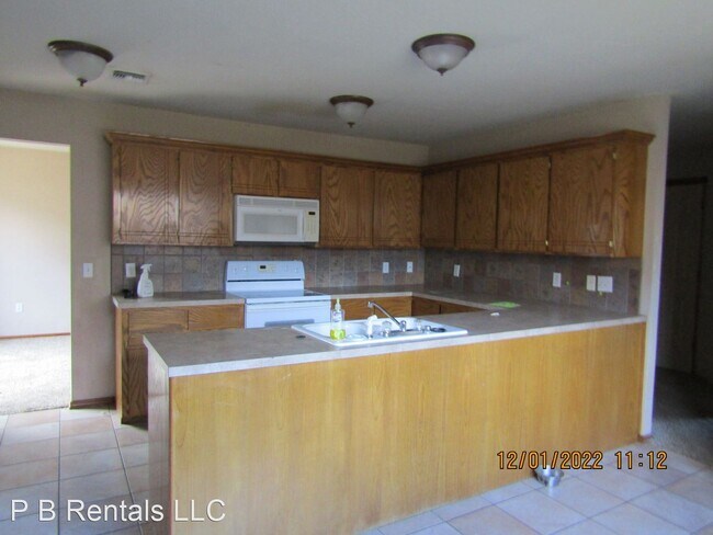 Building Photo - 4 br, 2.5 bath House - 3512 NE 35th St.
