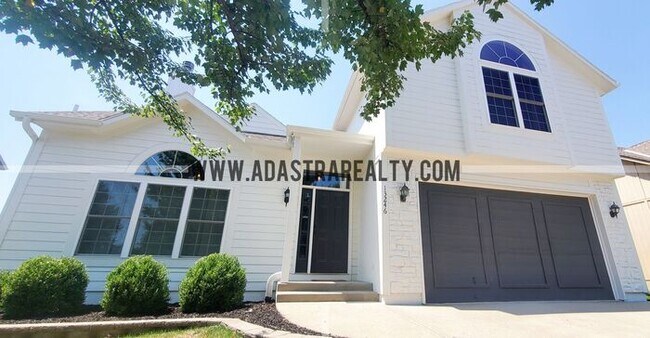 Foto del edificio - Gorgeous Updated Home in Blue Valley, South Overland Park-Available in APRIL!!