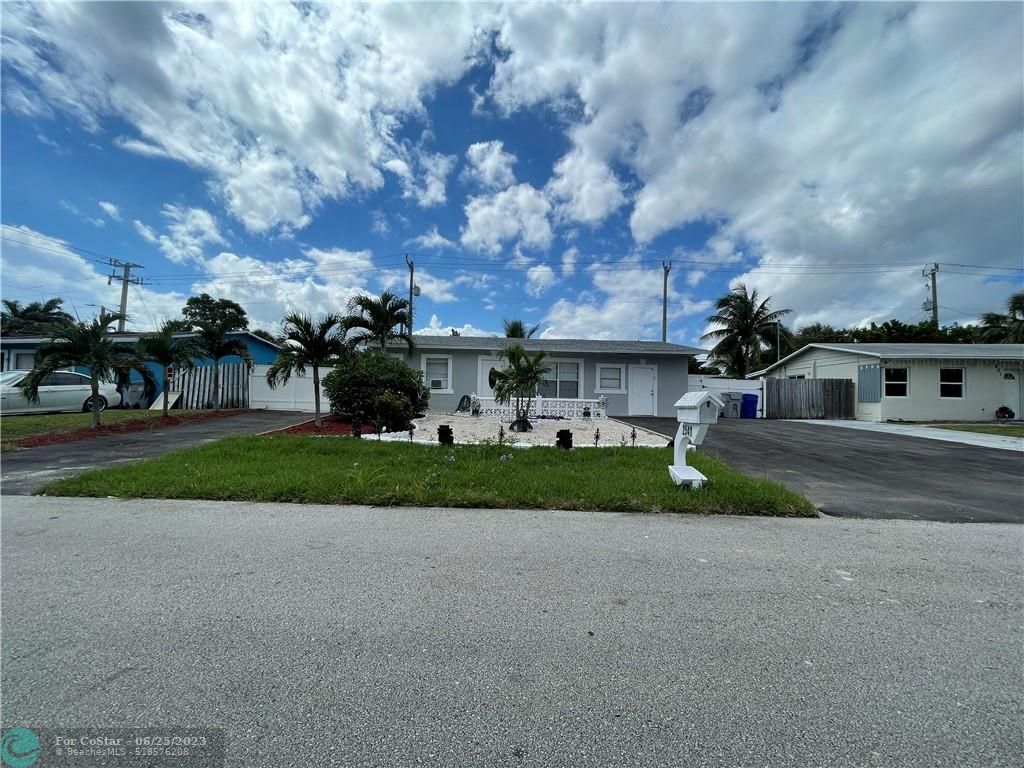 Primary Photo - 2541 NE 9th Ave