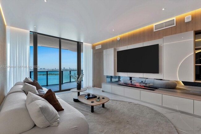 Foto del edificio - 700 NE 24th St