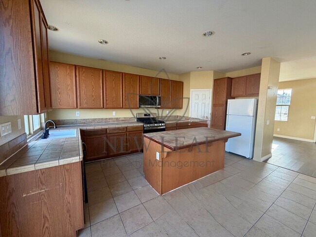 Foto del edificio - 4 bedroom 3bath 3 car garage in Victorville