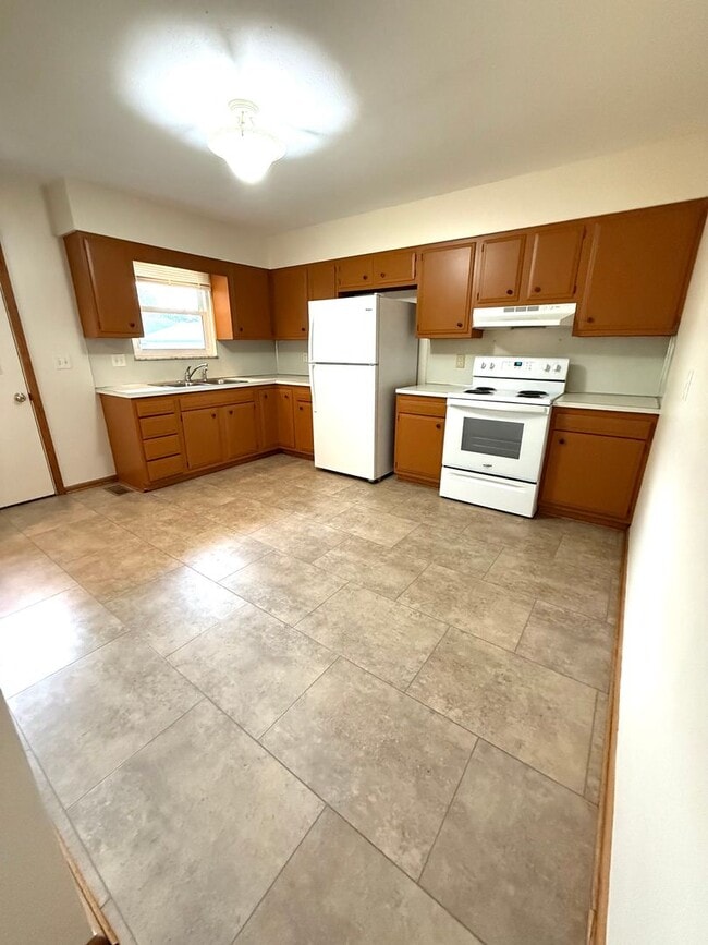 Building Photo - 2-bedroom Brick Bungalow in Belpre!