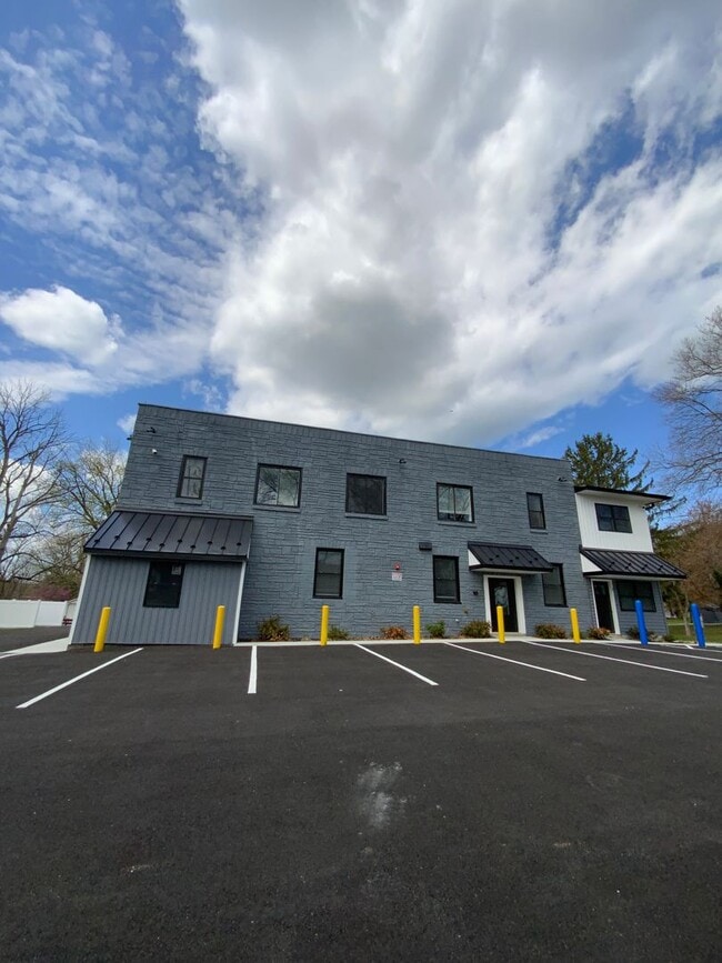 Building Photo - 800 Park Hill Dr