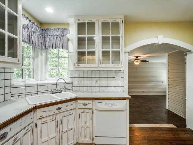 Kitchen - 6949 Casa Loma Ave