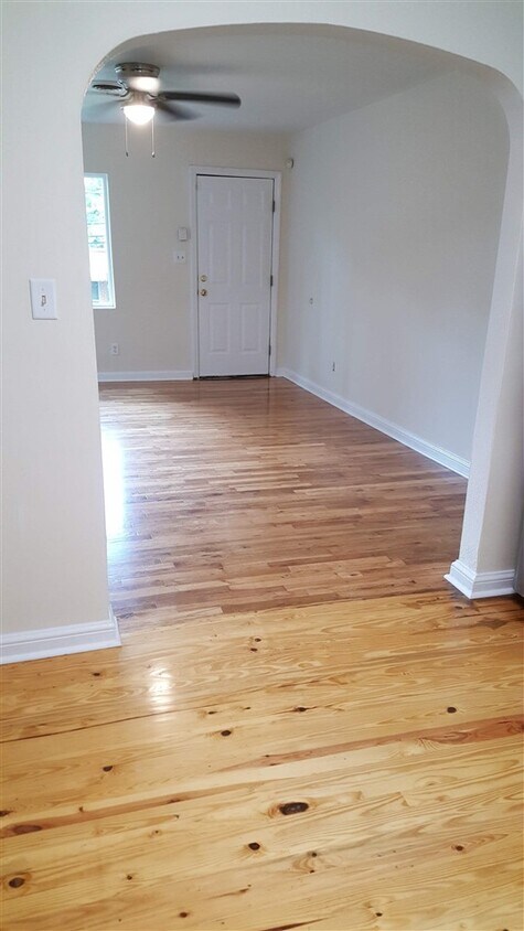 Primary Photo - 325 E Pershing St